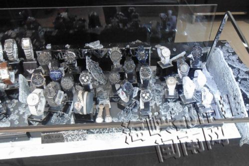 李某拍碎了柜台表面和侧面的玻璃,造成了23块手表损坏