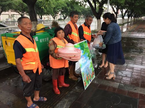 慈善团体“大小姐”为环卫工人送温暖