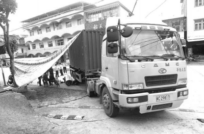 男子连人带车被挂车卷入车底，当场死亡。