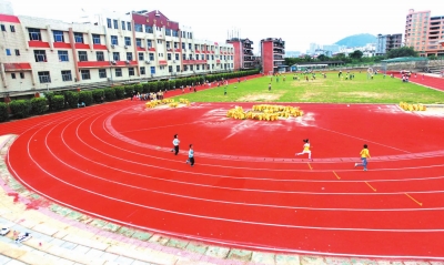 国专中心小学学生正在塑胶跑道跑步。据悉，该跑道是由芙蓉基金会捐资30万元修复的。