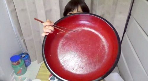 日本娇小女子3分20秒吃完3.9公斤炒面 网友都惊呆了