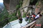 国内首条音乐玻璃栈道竣工 游客悬崖脚踩奏乐现场组图