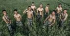 武漢軍校學(xué)員拍“肌肉男”硬漢畢業(yè)照 健壯腹肌展陽(yáng)剛男性魅力