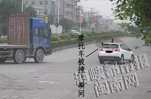 小车撞上电摩的一瞬间