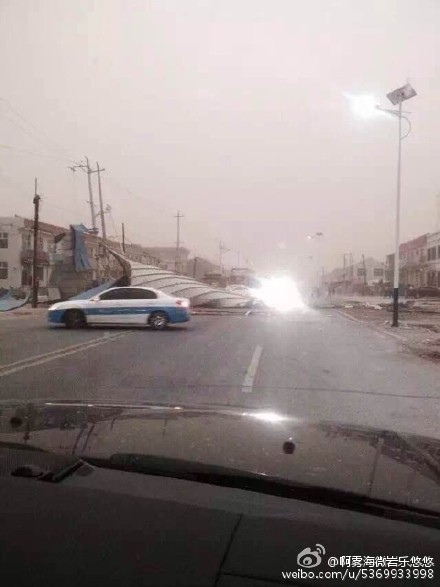 实拍吉林通榆发生强龙卷风 大巴车被掀翻现场