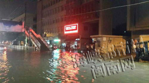前晚,安海镇区桥头中心小学路口,积水漫上人行道
