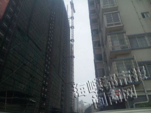 外滩明珠工地与江景花园仅一路之隔
