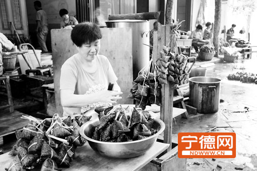 &ldquo;枕头粽&rdquo;是用竹笋壳包裹，虽然外型欠佳，但是笋香独特。