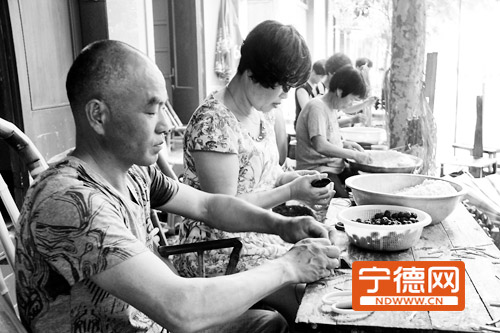 &ldquo;枕头粽&rdquo;内有红枣，寓意着&ldquo;早生贵子&rdquo;。