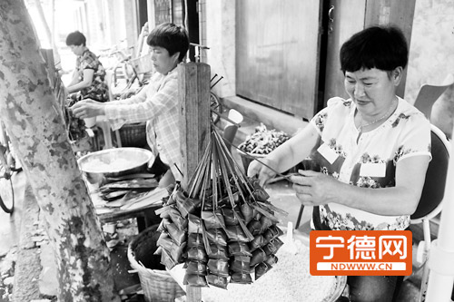 每到端午节，包粽子能手就能一展功力了。