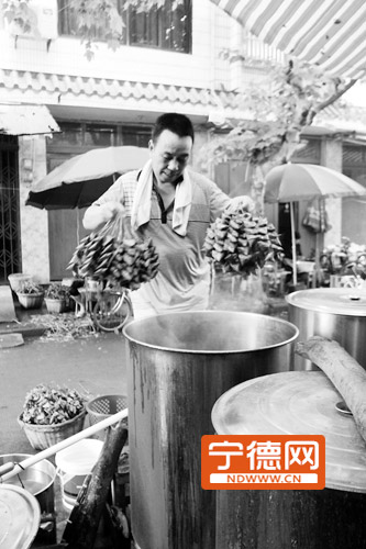 一摞摞五个一串的小粽被投入锅中烹煮。