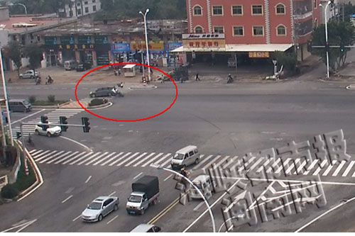 摩托车撞上灰色轻型客车（视频资料）