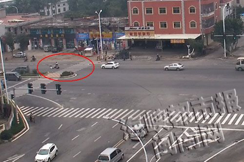 摩托车驾驶员、乘客被撞飞（视频资料）