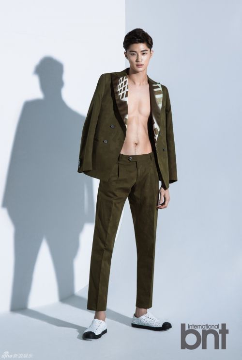 韩国男模卞宇锡肌肉写真照 半裸制服魅力秀精壮身材大