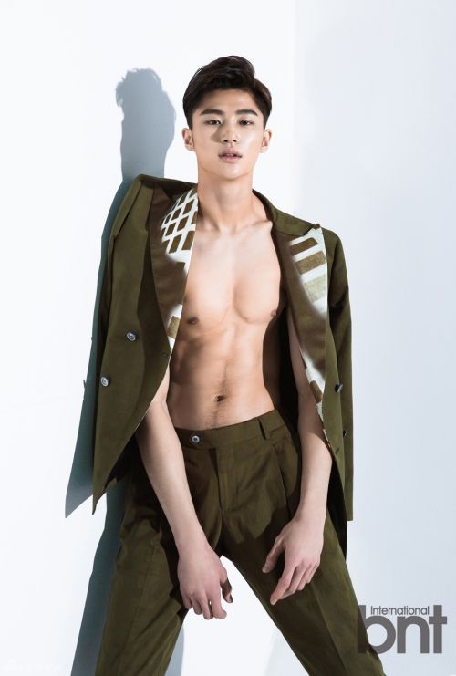 韩国男模卞宇锡肌肉写真照 半裸制服魅力秀精壮身材大