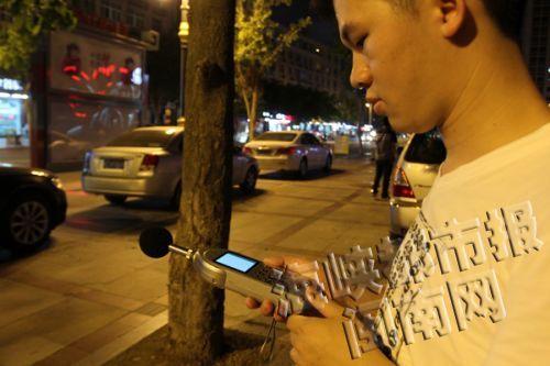 6月8日晚10时20分，晋江环境监测站工作人员在晋江中医院监测点测数，发现噪音超标