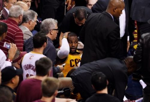 2015NBA总决赛第四战次节战况:詹皇受伤 勇士