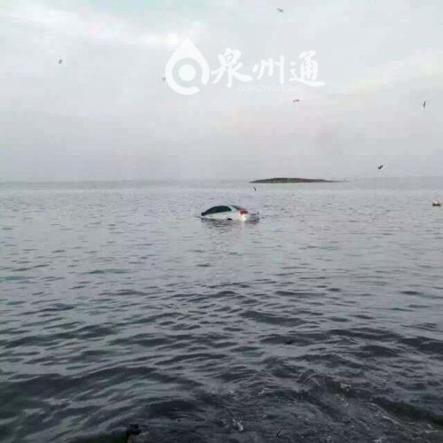 情侣凌晨海边约会 不料涨潮车沉大海1