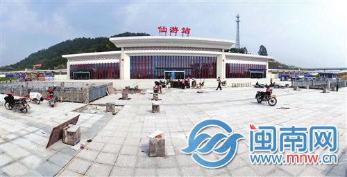 仙游动车站站前大广场已初见雏形，工人正在铺设地砖