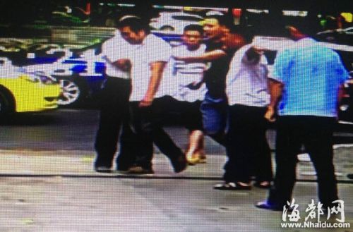进出小区遭盘问引发纠纷　年轻男子暴打58岁保安