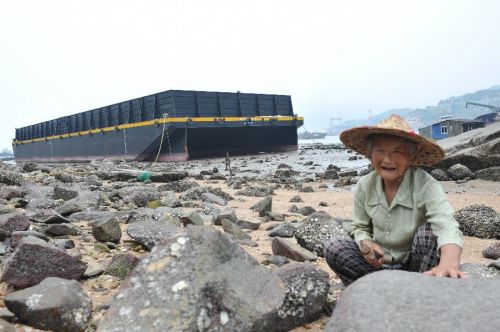 （图文互动）（2）福建渔民“捡”回千吨驳船 已有疑似失主前来认领
