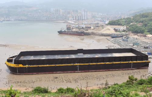 （图文互动）（3）福建渔民“捡”回千吨驳船 已有疑似失主前来认领