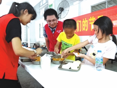 志愿者与外来工子女提前过端午
