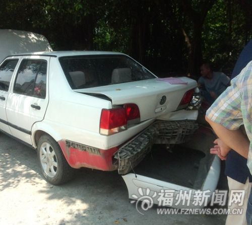 中间的大众车被撞得变形，保险杠脱落在地。