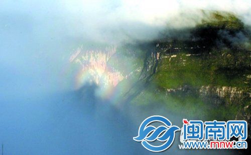 2011年6月15日，重庆巫溪县云台山顶佛光(网络图)