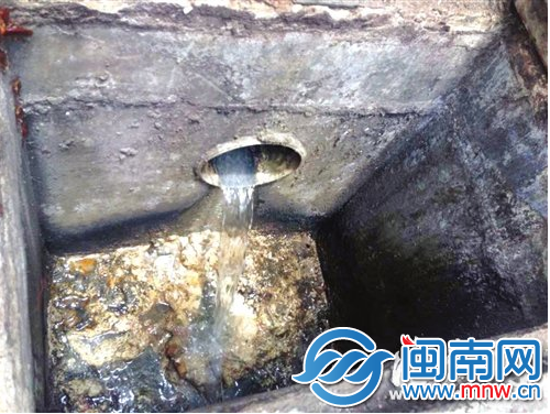 路边平进井内，管道乱排污，堆满油脂、厨余垃圾