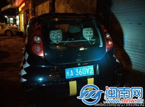 车内挂面具，把路人吓了一跳