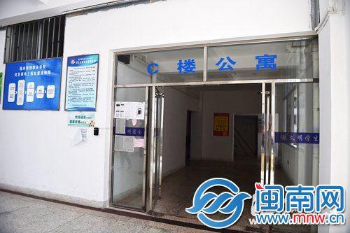 事发宿舍楼下，未见任何宿管人员