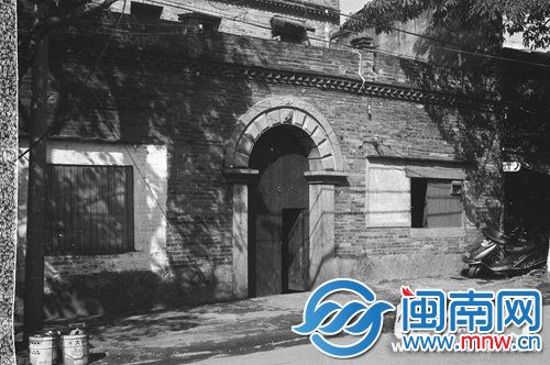 上世纪90年代，苍霞洲扩建为江滨大道前，“苍霞精舍”旧址的沿街门面