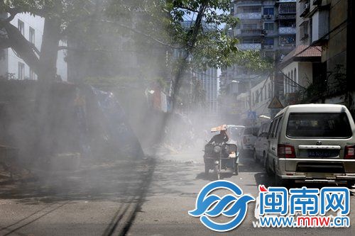 拆除店面时，没有防护措施，墙倒下粉尘飞扬