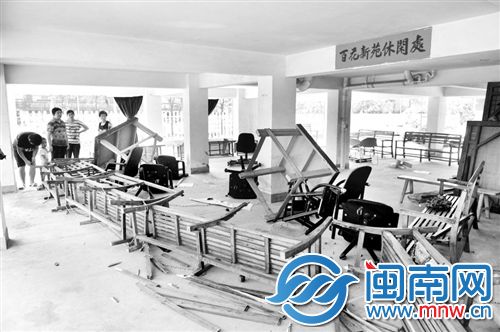 架空层休闲区，桌椅被掀翻