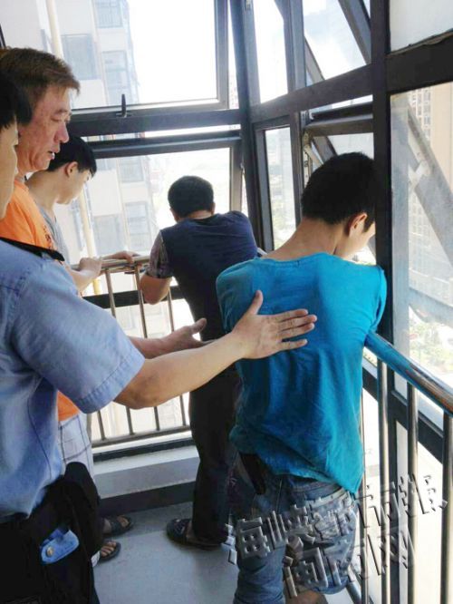 晋江桂华苑小区，被困50分钟后，乘客闷得有点透不过气