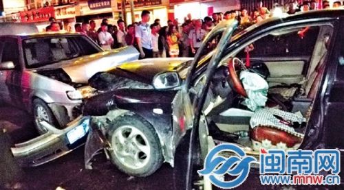 黑色轿车迎面撞上一辆银色轿车，车头严重变形