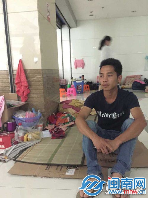 曾经活泼可爱的儿子，如今伤重病危，张利国每天自责，以致一脸恍惚