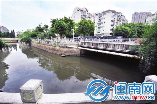 横江渡频现黑臭，河水一片乌黑
