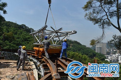 钢桁架用吊车吊起后，经轨道运输至施工地点
