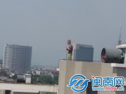男子在楼顶上欲轻生