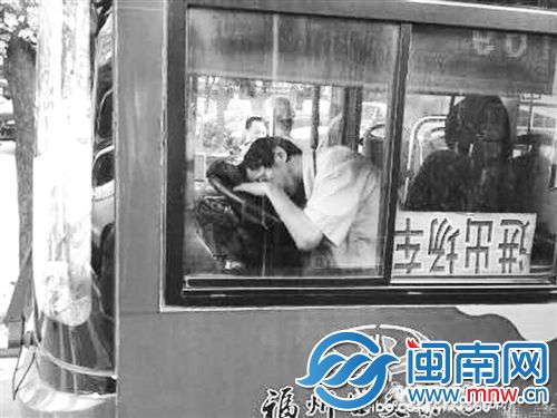 被打后司机趴在方向盘上（网友图）