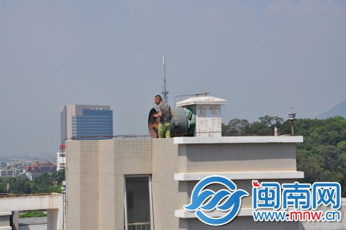 在现场该男子扬言上报纸、上电视