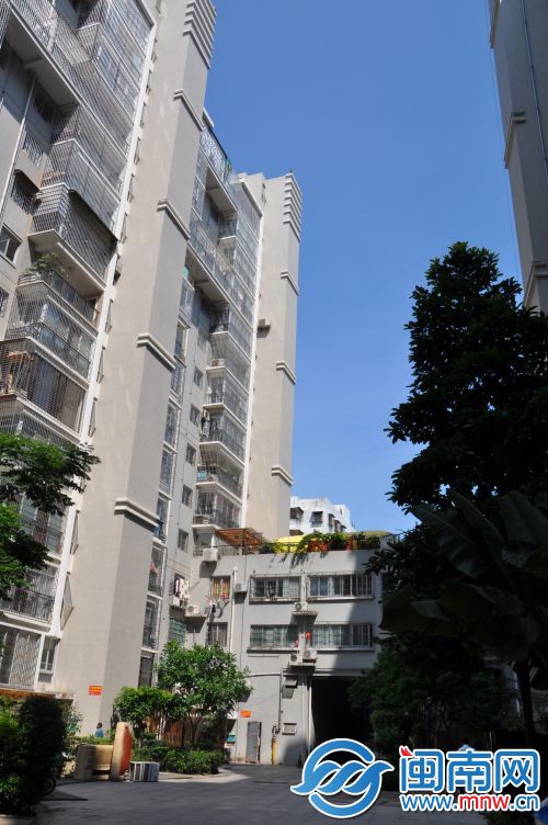 男子在14层楼楼顶，警方已做了防护措施