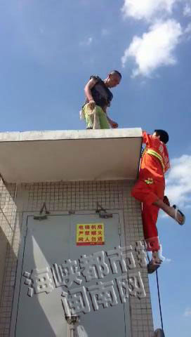 ▶长时间僵持，楼顶上的男子显疲态，救援人员趁机强行施救1