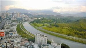 与罗湖口岸一河之隔便是香港沙岭，在沙岭未发展地区，香港政府拟开建超级殡葬城。