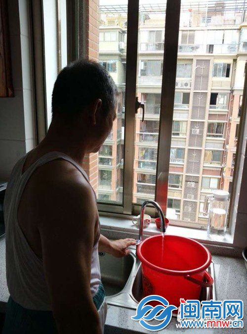 金辉枫尚小区频繁停水，每天早上居民们都要忙着蓄水(受访者供图)