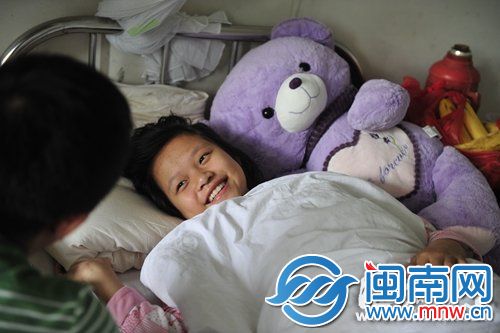 听说很快就能见到爸爸，小婕露出了久违的笑容