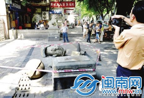 老福州的市民说看到这狮子倒地很惋惜