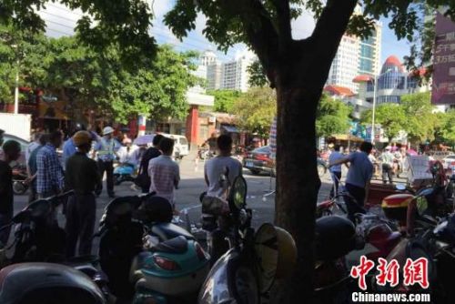 图为警方在案发现场维持秩序。　翟李强 摄